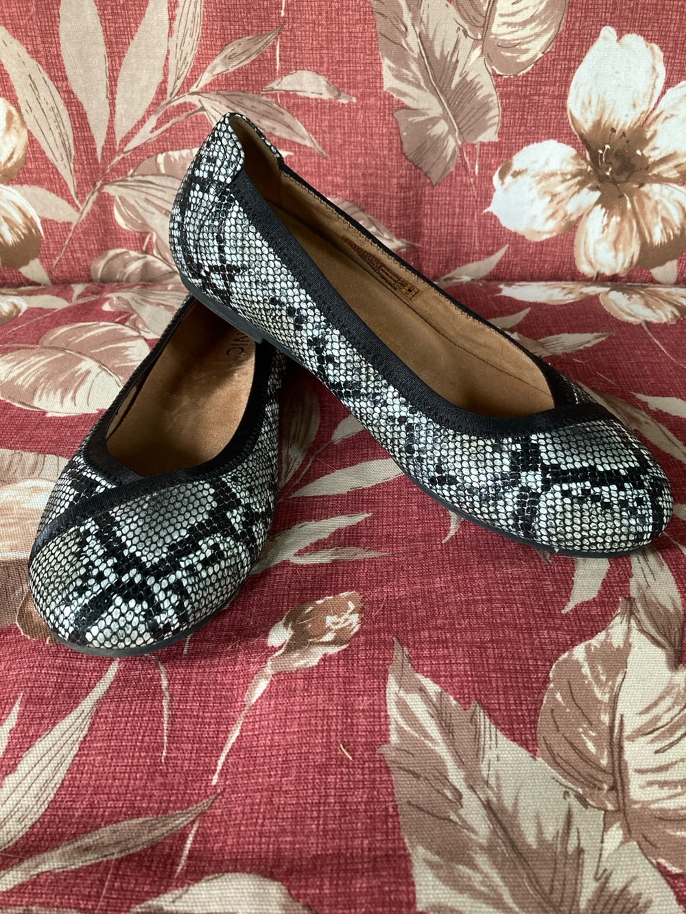Vionic Size 7.5 Caroll snake print leather ballet flats